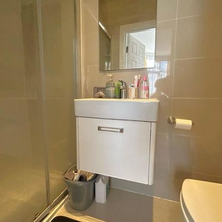 1 bedroom in a house share to rent - Photo 3