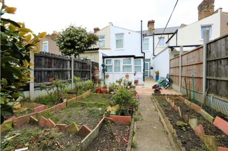 3 Bed Terraced House, London, E6 - Photo 5