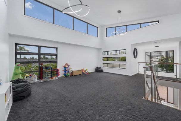 Architect-designed family oasis - Photo 1