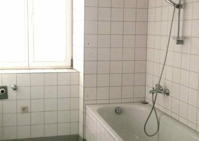 Helle 2 Zimmer Wohnung mit Balkon und möblierter Küche - Photo 2