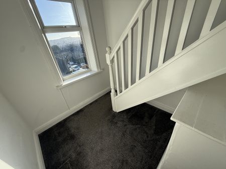 Scale Hill, Huddersfield - Photo 2