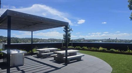 Huge studio now available. - Photo 5