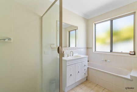Spacious Family Home in Quiet Leafy Cul-de-Sac with Pool - Photo 5