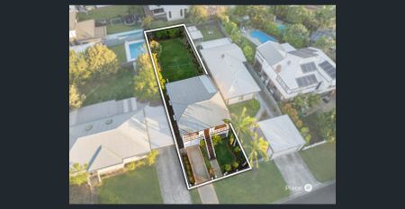 Gorgeous Coastal Cottage with Massive Yard - minutes from the waterfront - Photo 4