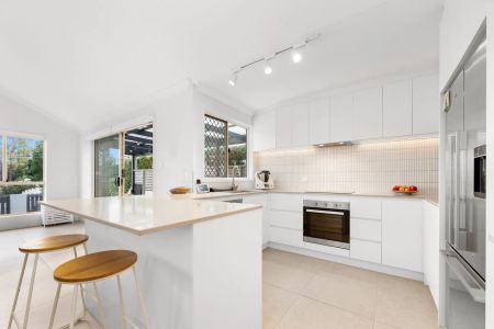 Spacious, Luxury Living Townhouse - Photo 5