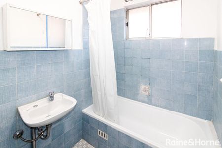 Well Presented 2 Bedroom Unit in a Central Location! - Photo 2