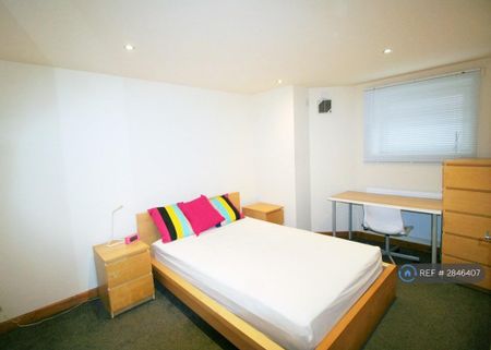 3 bedroom flat to rent - Photo 3