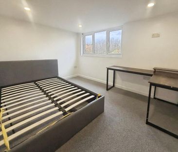 4 bedroom semi-detached house to rent - Photo 4