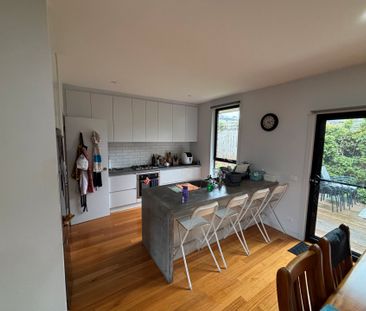 Quiet, Comfortable Living in a Convenient Croydon South Location - Photo 1