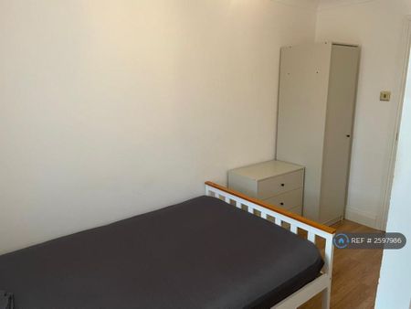 1 bedroom in a house share to rent - Photo 4