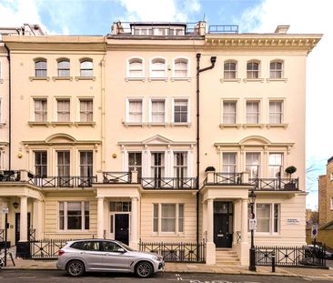 A totally refurbished three bedroom apartment renovated to an exceptional standard with high ceilings and a private entrance. - Photo 1