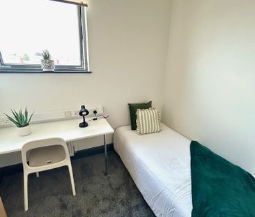 1 bedroom in a flat share to rent - Photo 1