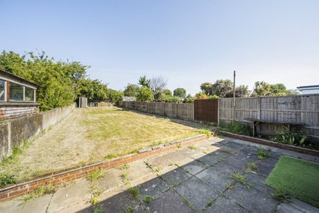 Semi-detached House to rent - Broad Walk, London, SE3 - Photo 4