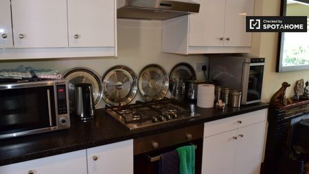 Great room in 3-bedroom apartment in Cabra, Dublin - Photo 4