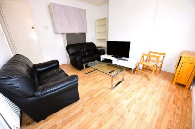 2 bedroom House in Kelsall Road, Leeds - Photo 3