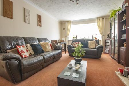 3 bedroom semi-detached bungalow to rent - Photo 3