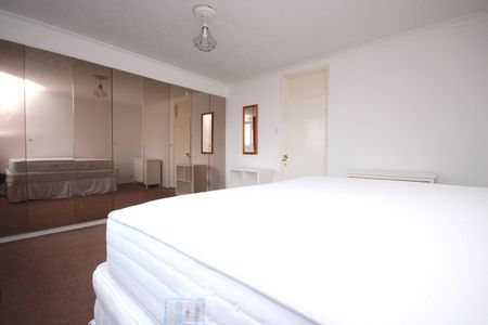 4 Bed Detached House, Oakview Gardens, N2 - Photo 5