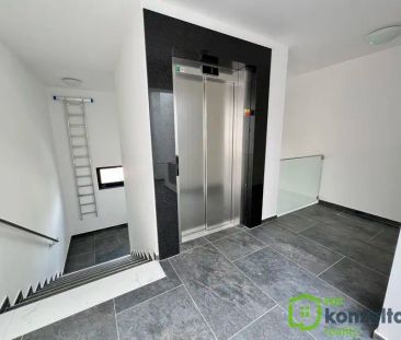 Pronájem bytu 1+kk s balkonem, parkováním a sklepem – ul. Třída Jiř... - Photo 1