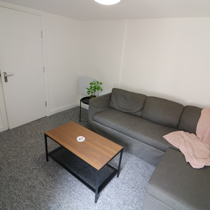 OX Living is proud to present this high-quality 6-bedroom co-living property, perfect for working professionals looking for stylish, stress-free living. Room 1 - Photo 1