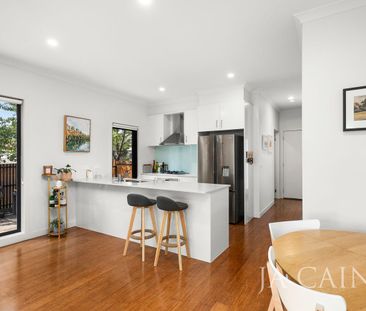 SPACIOUS THREE BEDROOM TOWNHOUSE - Photo 3