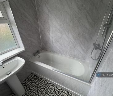 3 bedroom end of terrace house to rent - Photo 4