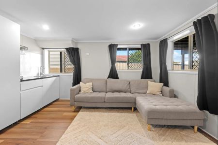 Beautifully Renovated Clayfield Home with Dual Living & Entertainer's Appeal - Photo 3