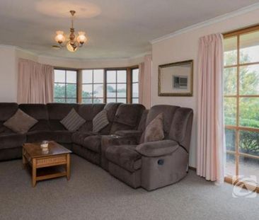 COMFORTABLE FAMILY HOME - Photo 4