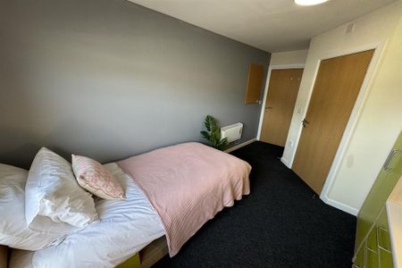 1 bedroom in a flat share to rent - Photo 5