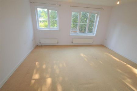 4 bedroom semi-detached house to rent - Photo 4