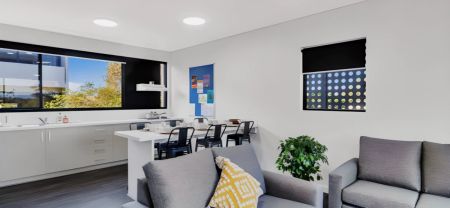 4 Bedroom Apartment with Ensuite Premium - Photo 2