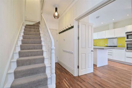 Located close to the amenities of Hampstead Heath is this five/six bedroom family home - Photo 5