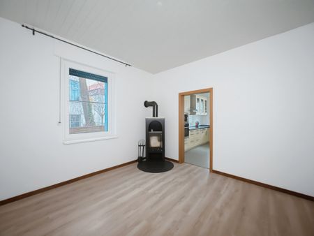 Großzügige Wohnung mit Wintergarten, Kaminofen und Einbauküche nahe Klinikum Mitte - Photo 2