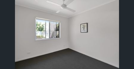 Modern home with solar and battery storage! - Photo 2