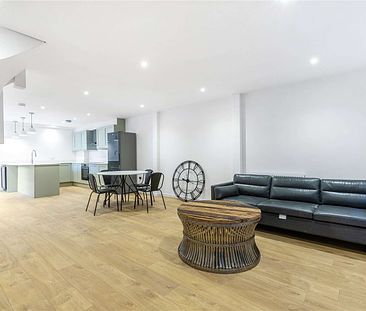 A lovely two bedroom house in a unique development in Wimbledon. - Photo 2