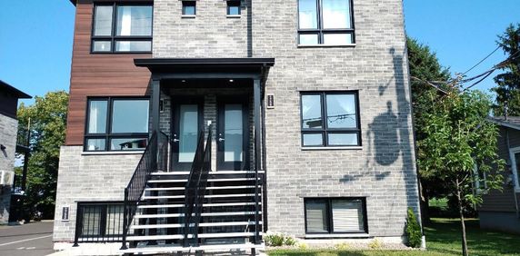 5 1/2, Ste-madeleine, bas de triple(style condo ), porte patio ,terrasse, cabanon, secteur sécuritaire, tranquille, près des services - Photo 2