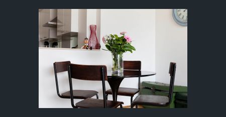 Spacious, light-filled one-bedroom apartment with balcony - Photo 3