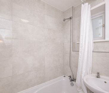 Flat to rent - The Close, Rochester, ME1 - Photo 1
