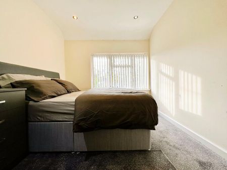 1 bedroom in a flat share to rent - Photo 2