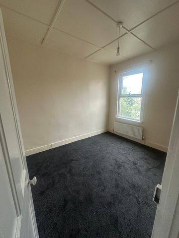 Three/Four bed house ideal for families- £2550 - Photo 5