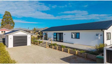 Modern 4-Bedroom Home – Available Now - Photo 4