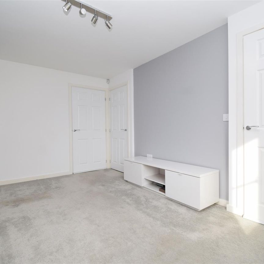 Rhubarb Hill, Wakefield - Photo 1