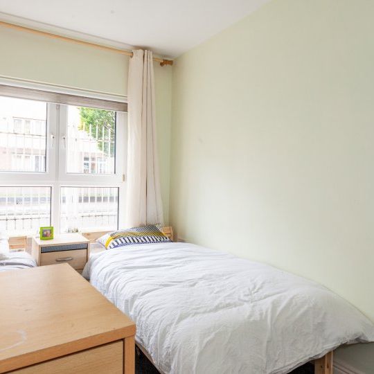 Bed in a twin room in a 2-bedroom flat in Silicon Docks - Photo 1