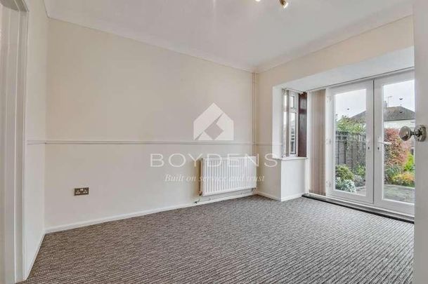 Dove Crescent, Harwich, CO12 - Photo 1