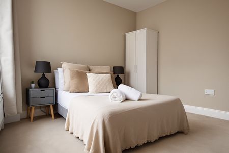 5 Bed Flat, St. Dunstans Road, W6 - Photo 3