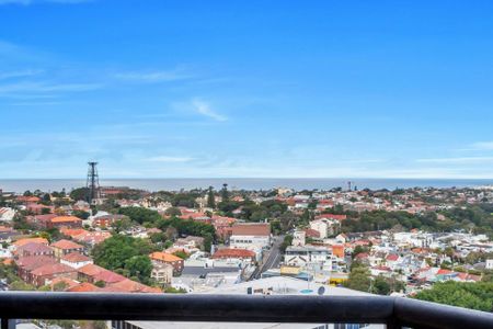 Spacious 1 bedroom unit with harbour & ocean views - Photo 2