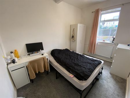 House - End Terrace For Rent Cardiff Road, Pontypridd - Photo 2