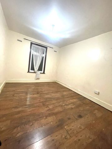 two bedroom first floor flat close to seven king station - £1900 - Photo 2