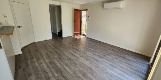 This comfortable 3-bedroom townhouse is in a perfect location - Photo 3