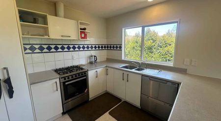 Spacious Three Bedroom Property in Te Atatu - Photo 4