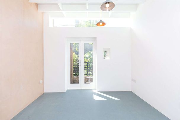 An unique and unusual two bedroom property close to Regents Canal in Islington. - Photo 1